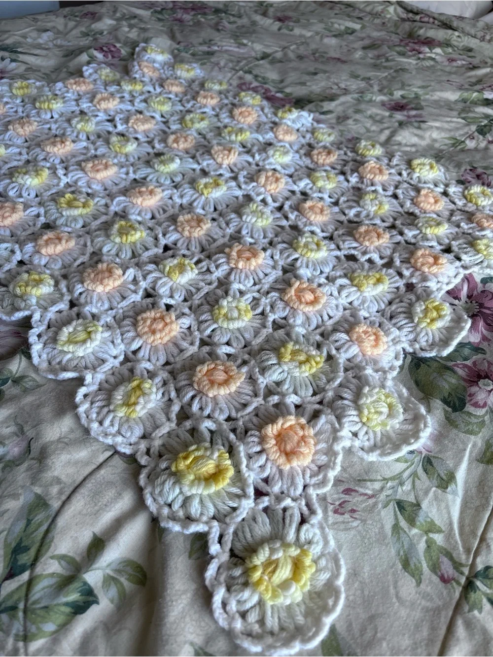 Handmade Vintage Crochet Daisy Puff Baby Blanket 25x30